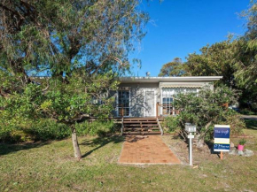 'The Croft' 11 Boulder Bay Rd - Cosy Beach House with Aircon & only 270m to the Beach, Fingal Bay